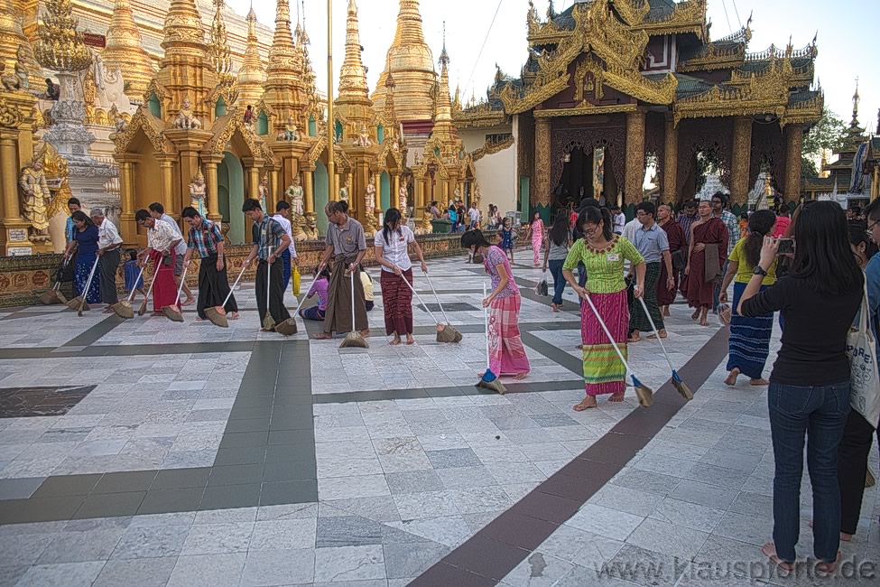 Yangon, Shewdagon-Pagode, rituelles Fege-Kommando
