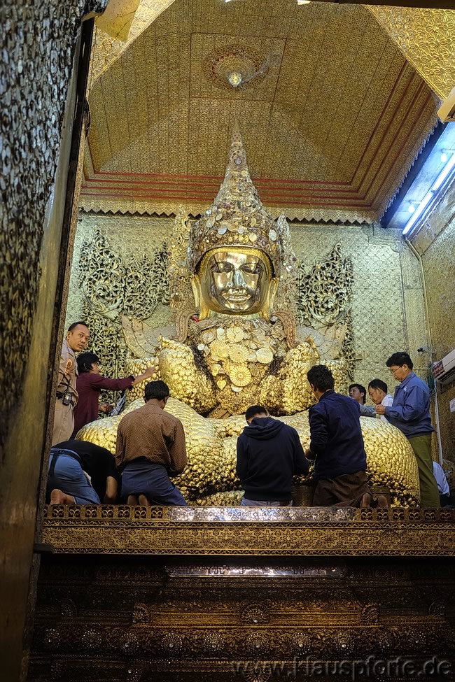 Vergoldeter Buddha in der Mahamuni-Pagode