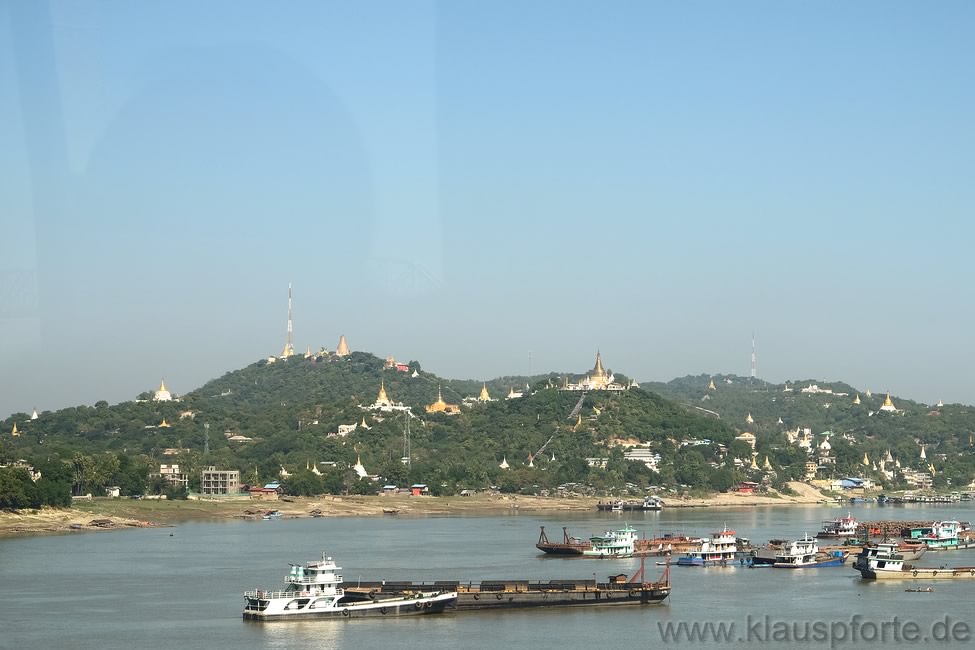 Blick nach Sagaing über den Fluss