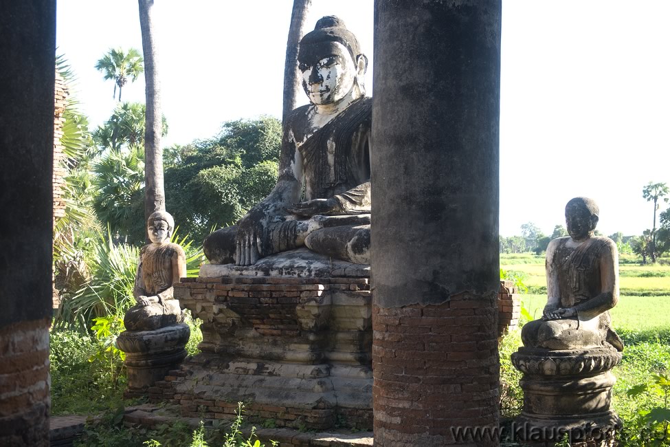 Eine Tempelruine auf dem Weg, Buddha-Statue mit seinen Lieblingsschülern