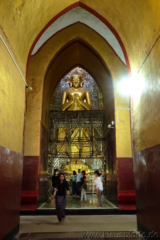 Ananda Tempel, Goldener Buddha 4/4, hinter Baugerüst