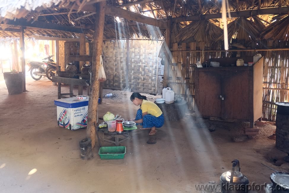 Bei den Palmzuckerkochern, eine typische burmesische Landküche