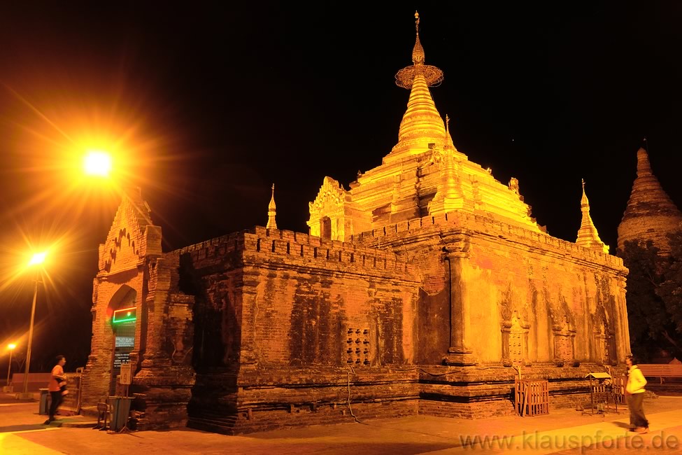 Bagan, Pagode in der Stadt bei Nacht