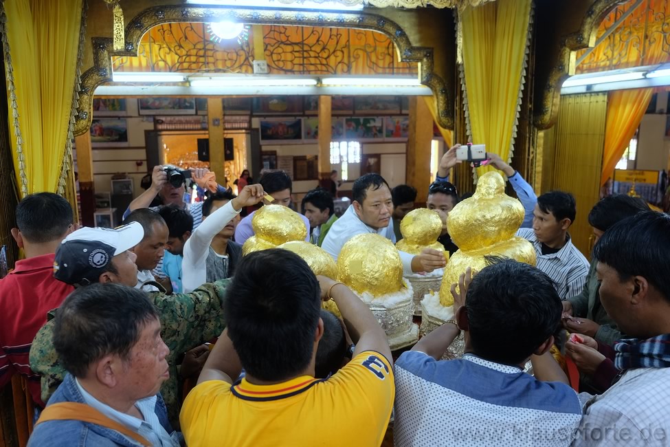 Hpaung Daw U-Pagode, vergoldete Buddhas