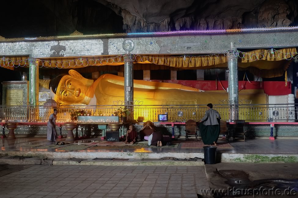Sadan-Höhle, liegender Buddha mit zwei Mönchen